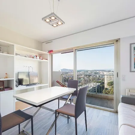 With A Panoramic View At The Floor Of A With A Pool Apartamento